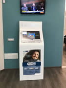 espositore con monitor info point banche