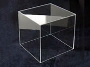 cubo in plexiglass trasparente