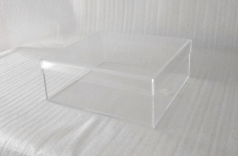 contenitore con coperchio in plexiglass trasparente