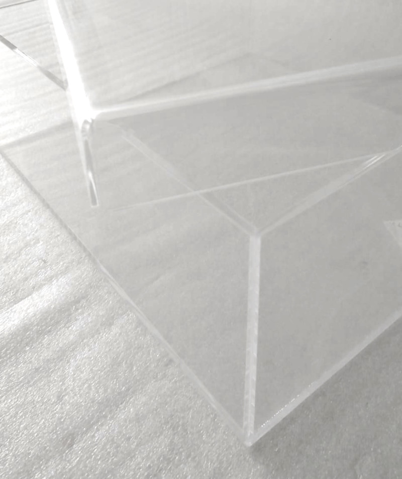 contenitore con coperchio in plexiglass trasparente . dettaglio incollaggio e piegatura plexiglass