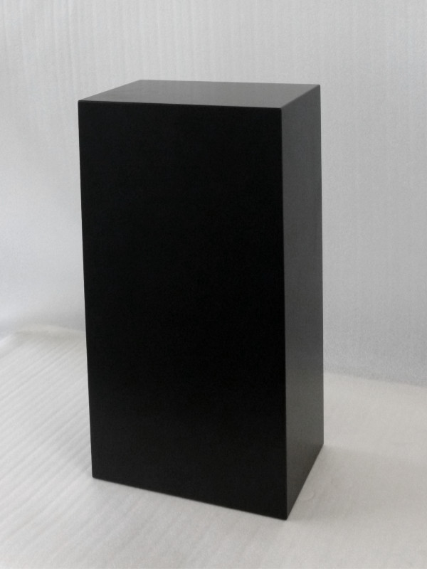 colonna espositiva in legno laccato colore nero