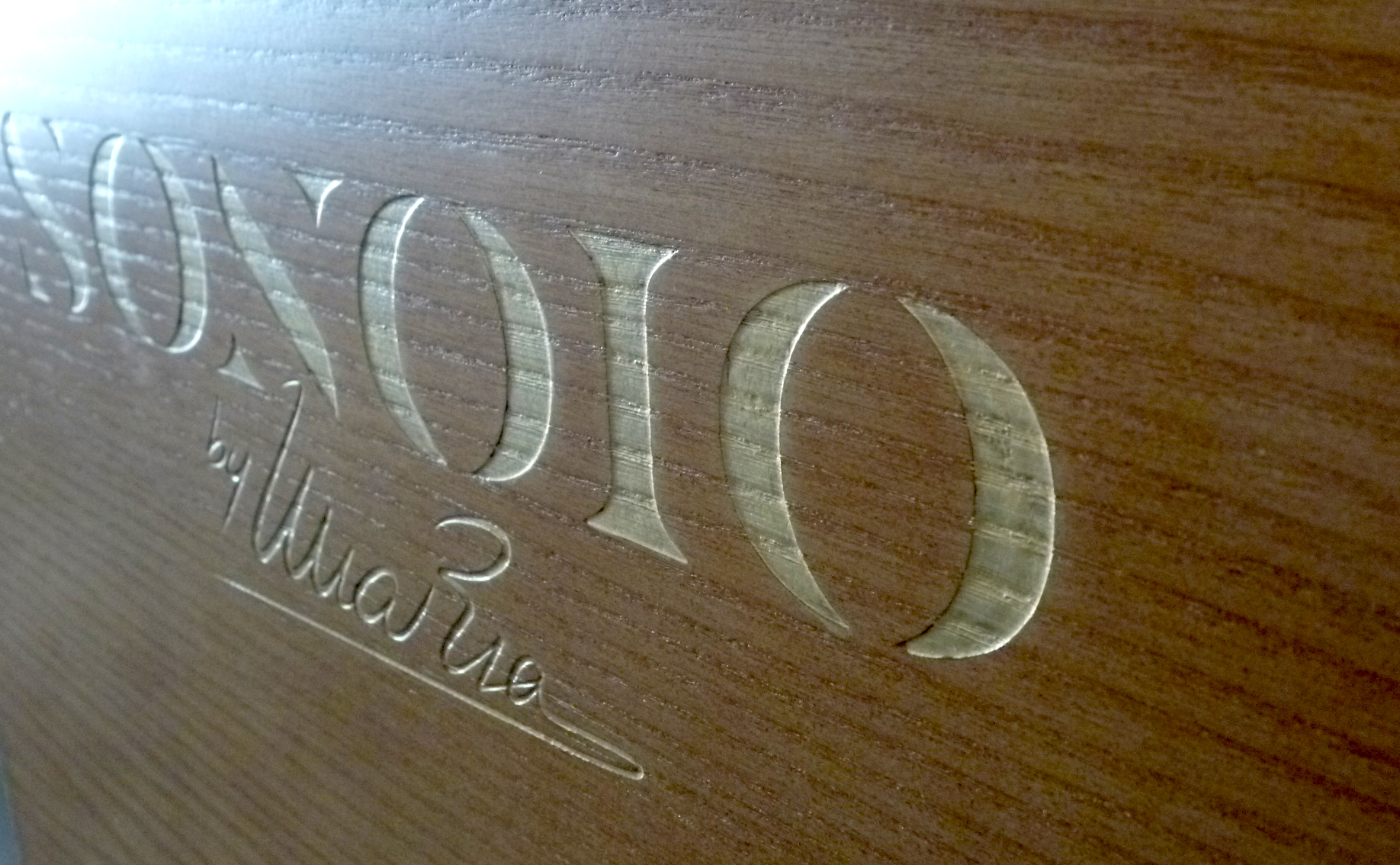 incisione laser logo su legno frassino