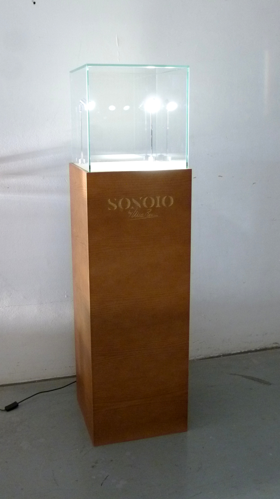 totem legno frassino con teca in vetro e faretti led