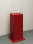 Colonna in legno laccato rosso con teca in plexiglass e base specchiata
