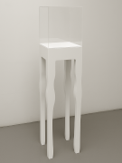 totem espositivo con gambe sagomate