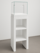 totem con gradini e teca di protezione in plexiglass trasparente