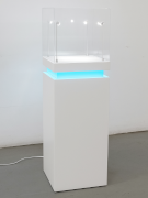 totem con teca in plexiglass, illuminazione con faretti e striscia led