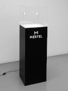 totem in legno con teca in metacrilato e illuminazione con faretto led