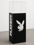 totem laccato nero con illuminazione e personalizzazione