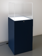 totem con piano illuminato e teca in plexiglass a chiusura con serratura