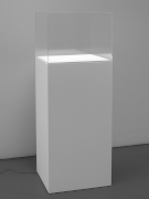 totem con teca e piano illuminato