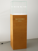 totem laccato nero lucido con piano illuminato e teca in metacrilato trasparente