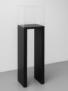 totem in legno con teca in plexiglass e vano con anta