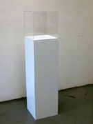 totem con teca di protezione in plexiglass