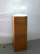 totem laccato nero lucido con piano illuminato e teca in metacrilato trasparente