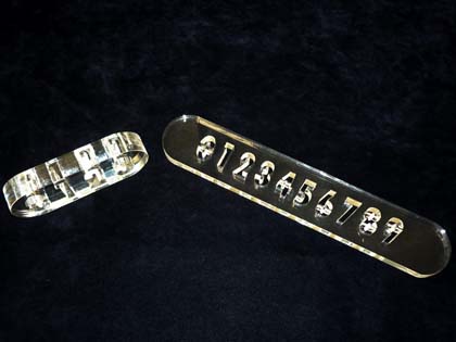 personalizzazione mediante incisione e taglio laser del plexiglass