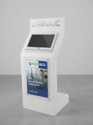 espositore con monitor info point banche