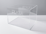 Contenitori in plexiglass trasparente e colorato