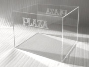 Contenitori in plexiglass trasparente e colorato