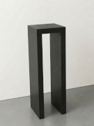 totem in legno con teca in plexiglass e vano con anta