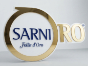 insegna plexiglass con taglio lettere e logo
