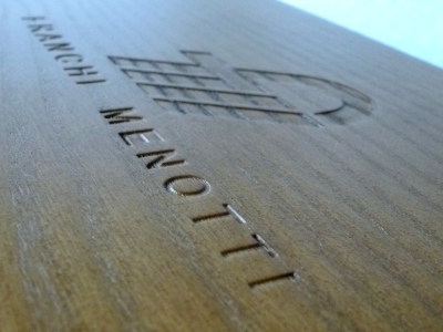 incisione laser logo su legno laccato